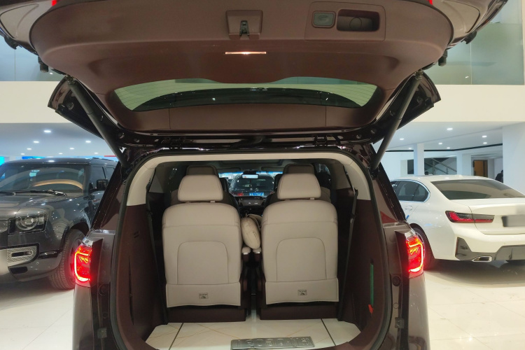 别克GL8 2022款 Avenir艾维亚 六座贤礼版机舱底盘23