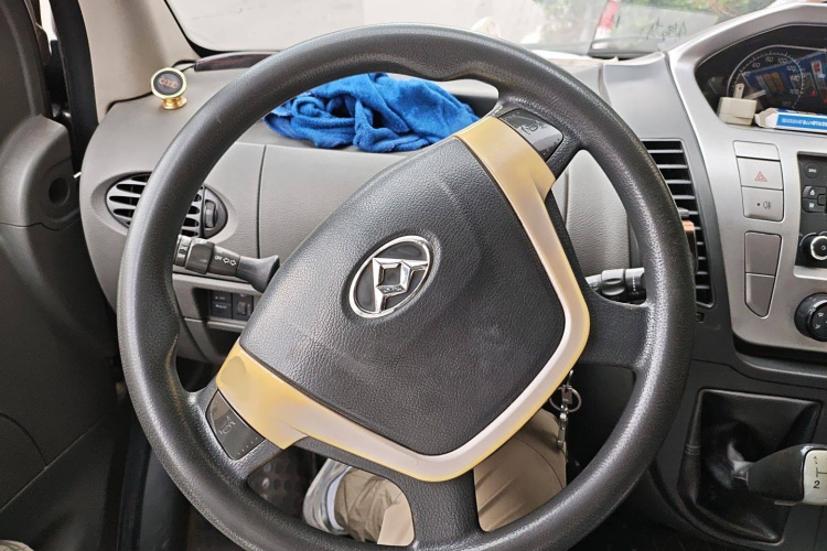 上汽大通MAXUS 新途V80 2017款 2.5T 5挡手动傲运通国IV短轴超低顶5/6/10座局部细节13