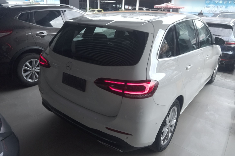 奔驰B级 2021款 B 200 时尚型车身外观7