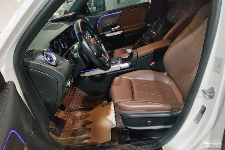 奔驰GLB 2022款 GLB 200 动感型中控内饰19