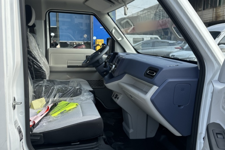 SRM鑫源新能源E3L 2025款 宁德41.86Kwh 305KM 实用型客车中控内饰7006