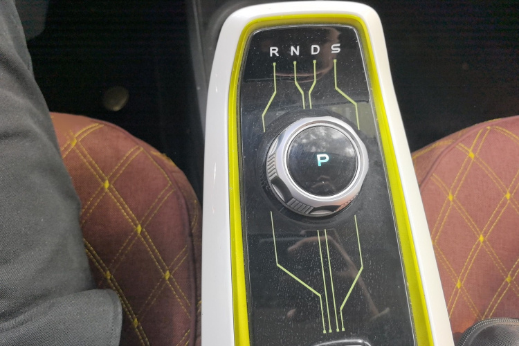 长安欧尚 奔奔E-Star 2022款 清心版 多彩款 三元锂局部细节18