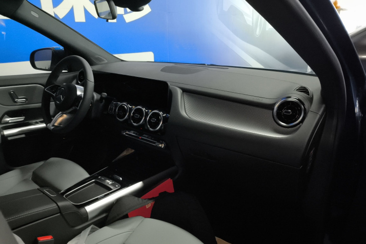 奔驰GLA 2024款 GLA 200中控内饰7002