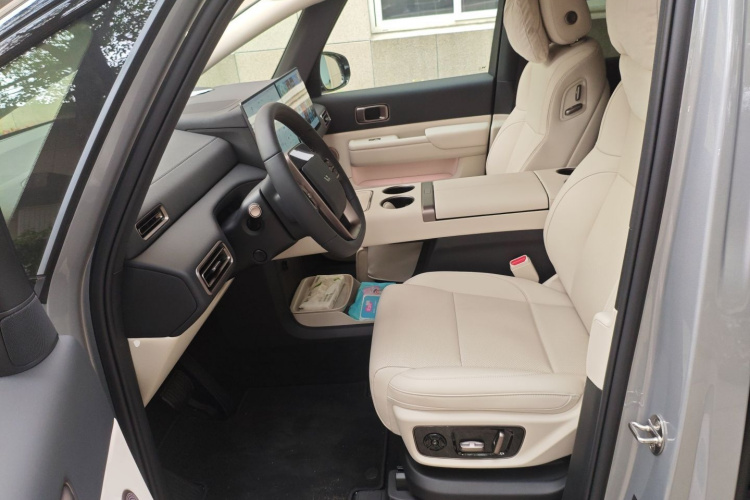 理想汽车 理想MEGA 2025款 Home 家庭特别版局部细节19