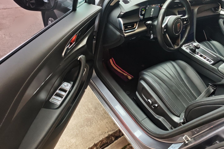 红旗H5 2023款 2.0T 自动智联旗享版中控内饰7003