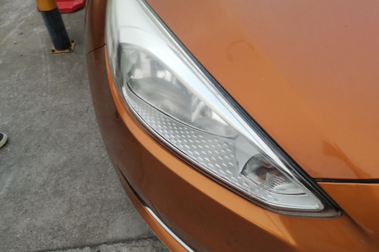 福特 福克斯 2015款 两厢 1.6L 手动风尚型车身外观8