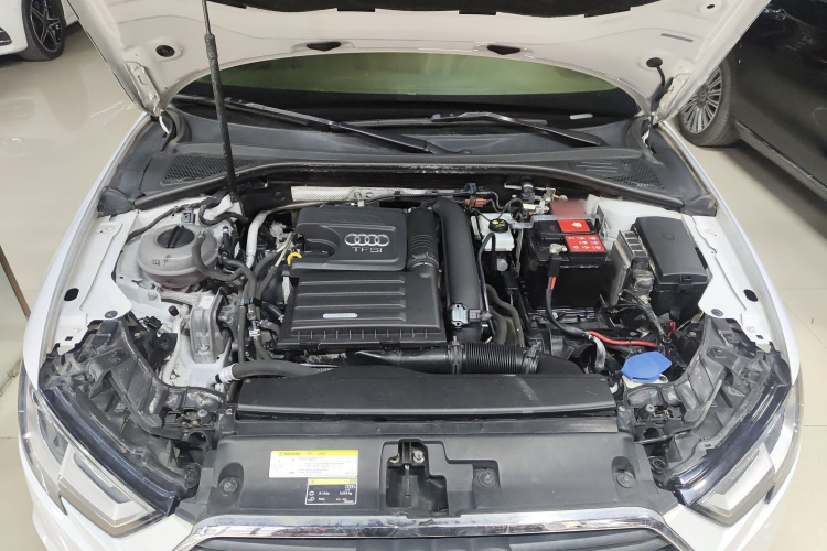 奥迪A3 2018款 30周年年型 Limousine 35 TFSI 进取型机舱底盘24