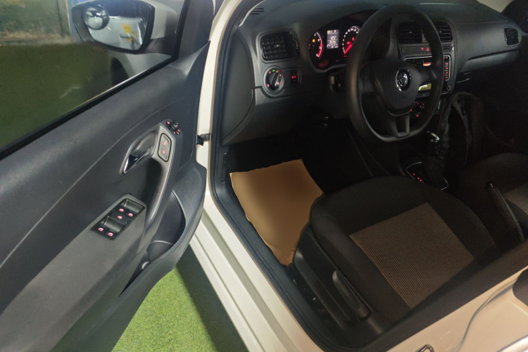 大众 Polo 2016款 1.4L 自动风尚型中控内饰7003