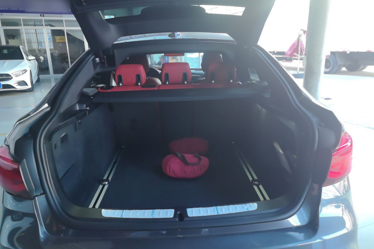 宝马3系GT 2020款 330i M运动曜夜版机舱底盘23