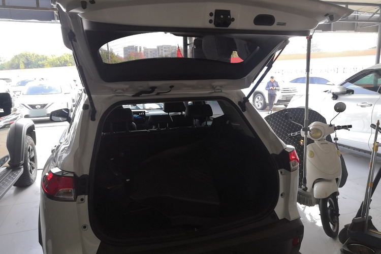 丰田 卡罗拉锐放 2023款 2.0L 先锋版局部细节23