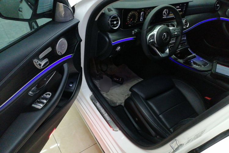 奔驰E级 2020款 改款 E 260 L 运动型中控内饰7003