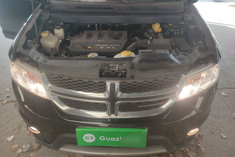 道奇 酷威 2013款 2.4L 两驱尊尚版机舱底盘24