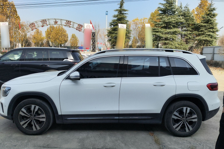 奔驰GLB 2024款 GLB 200 动感型车身外观4