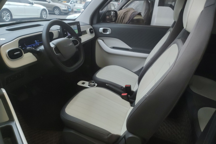 吉利银河 2025款 210km 熊猫卡丁中控内饰19