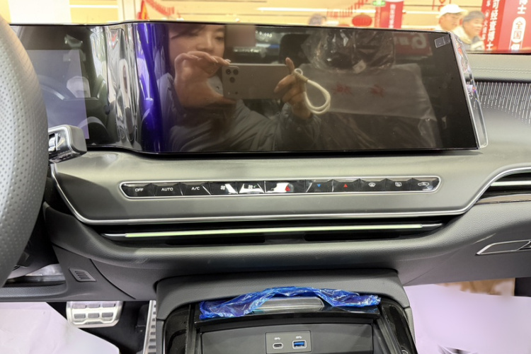 红旗H9 2025款 2.0T 两驱旗享豪华商务版 5座中控内饰7002