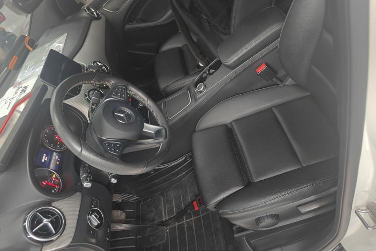 奔驰B级 2019款 B 200 动感型中控内饰19