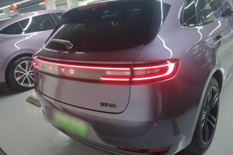 鸿蒙智行 问界M5 2025款 增程   Ultra 四驱版车身外观6