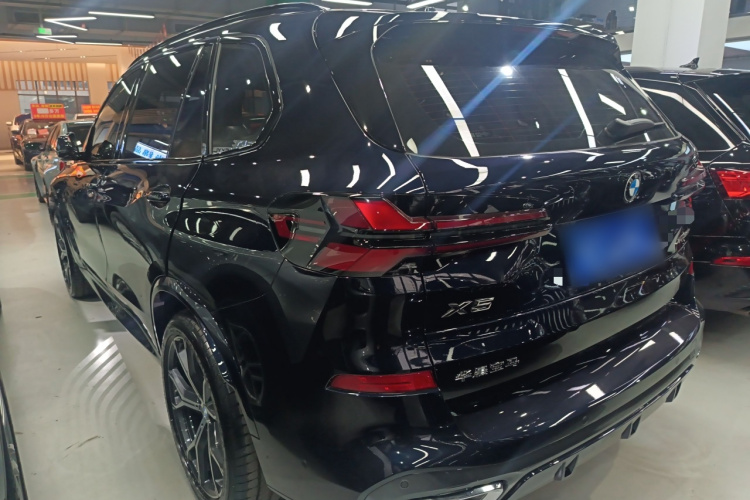 宝马X5 2025款 xDrive 30Li 尊享型M运动曜夜套装车身外观4