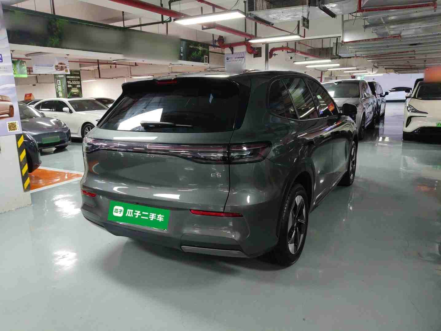 车辆右后45度整体外观