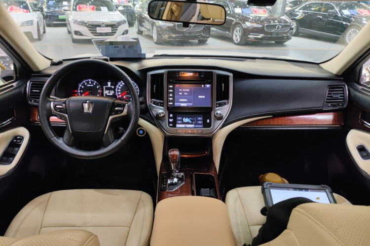 丰田 皇冠 2015款 2.5L 智享版中控内饰12