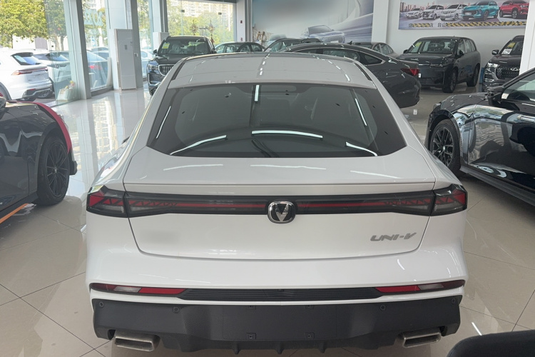 长安UNI-V 2024款 1.5T 尊贵型车身外观6004