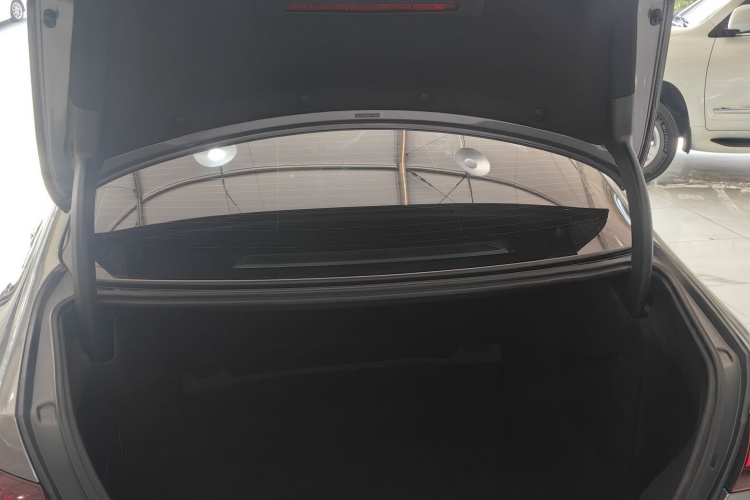 奔驰E级 2021款 E 300 L 运动尊贵型局部细节23