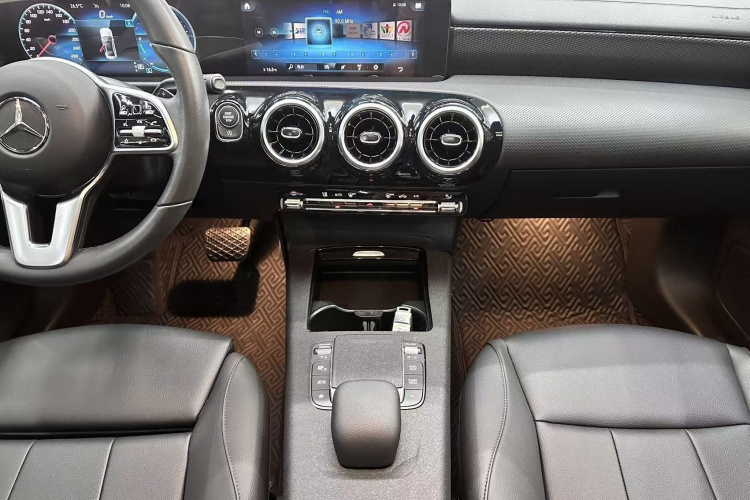 奔驰A级 2022款 改款 A 200 L 运动轿车动感型中控内饰7001