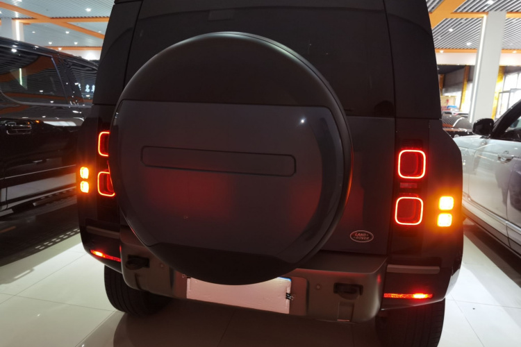 路虎卫士 2023款 110 3.0T P400 X-DYNAMIC HSE车身外观6