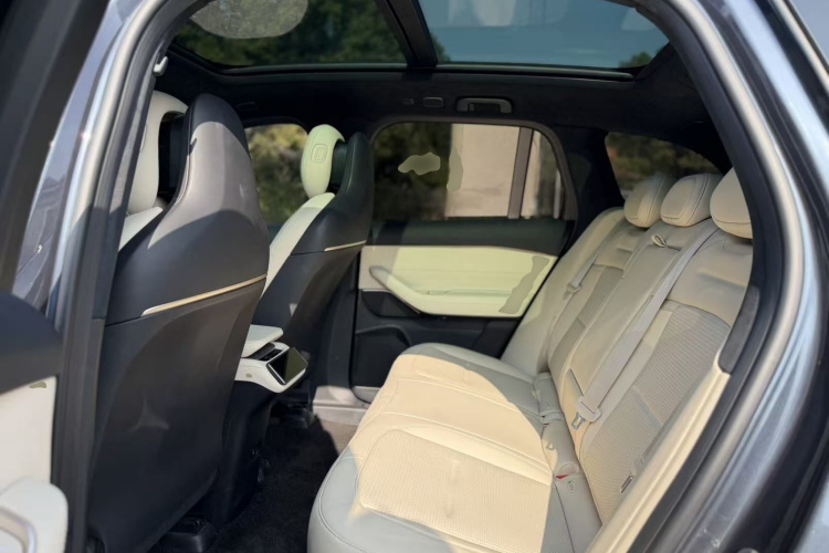 蔚来ES6 2024款 75kWh中控内饰7004