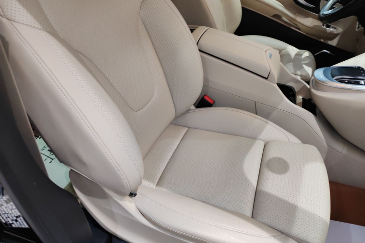 奔驰V级 2022款 V 260 尊贵版局部细节41