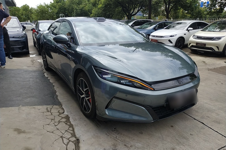 比亚迪 汉L 2025款 DM-p 四驱激光雷达旗舰型车身外观3