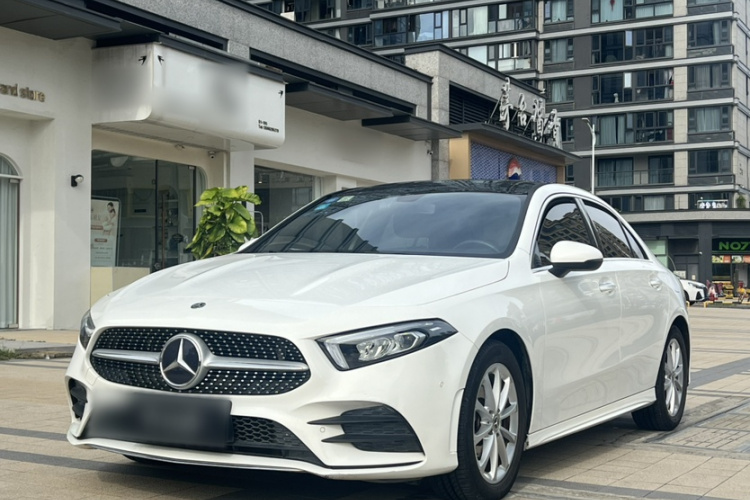 奔驰A级 2019款 A 200 L 运动轿车车身外观1