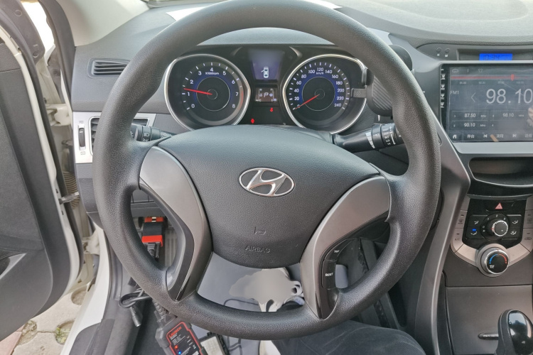 现代 朗动 2013款 1.6L 自动领先型局部细节13