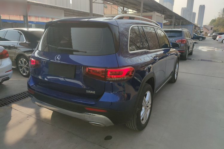 奔驰GLB 2023款 改款 GLB 200 动感型车身外观7