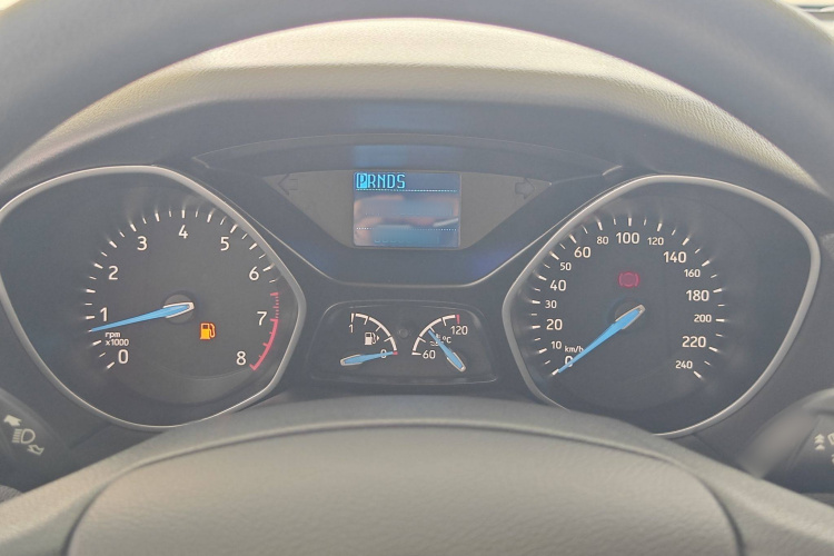 福特 福克斯 2018款 两厢经典 1.6L 自动舒适型智行版中控内饰7015