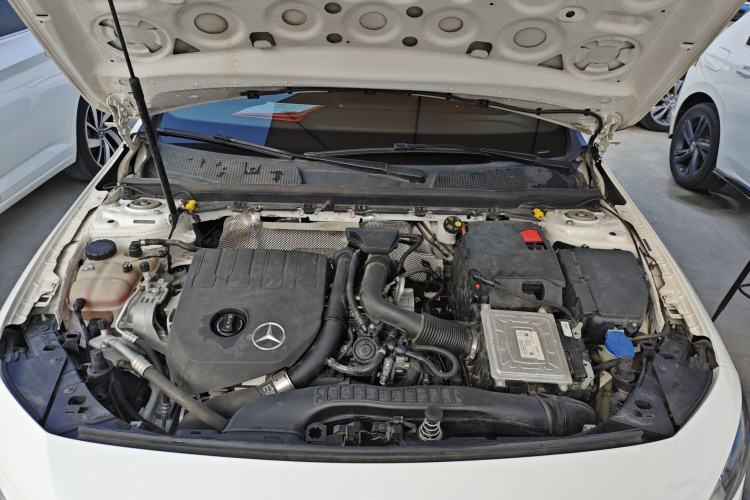 奔驰A级 2020款 A 180 L 运动轿车机舱底盘24