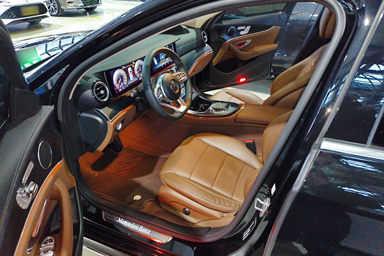 奔驰E级 2019款 E 300 L 运动时尚型中控内饰20