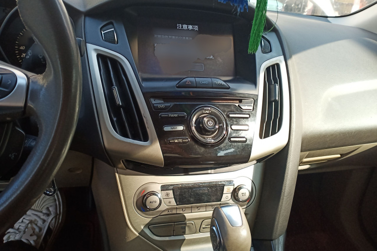 福特 福克斯 2012款 三厢 1.6L 自动风尚型中控内饰12