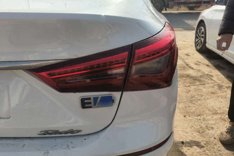 长安 逸动新能源 2019款 EV460 智享版车身外观9