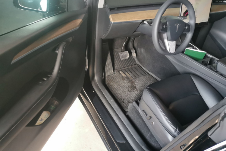 特斯拉 Model Y 2022款 长续航全轮驱动版中控内饰7003