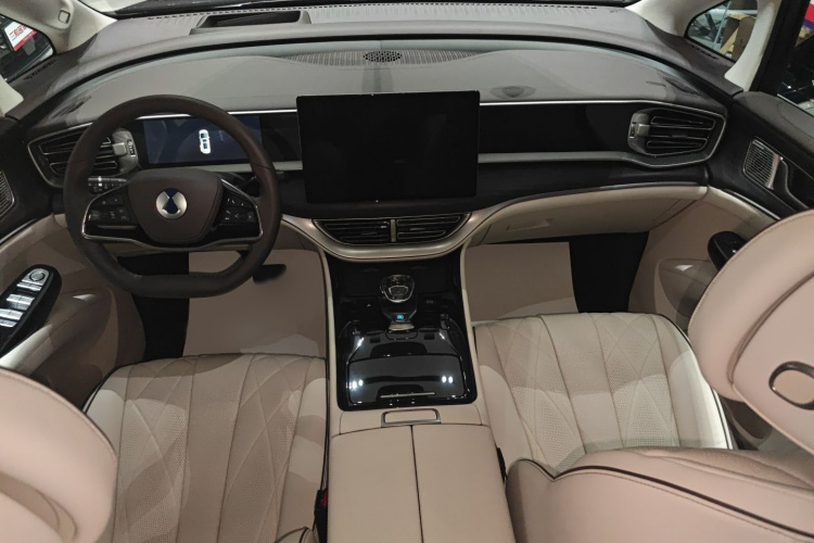 腾势D9 2024款 DM-i 980 四驱旗舰型中控内饰7002