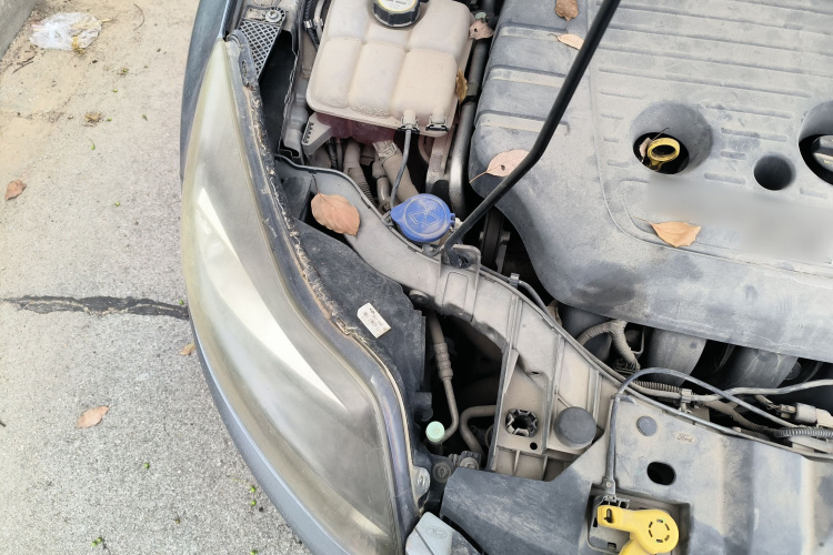 福特 福克斯 2012款 两厢 2.0L 手动豪华运动型局部细节9006