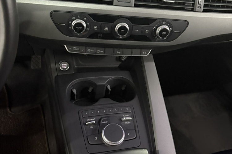 奥迪A4L 2018款 30周年年型 40 TFSI 进取型局部细节9011