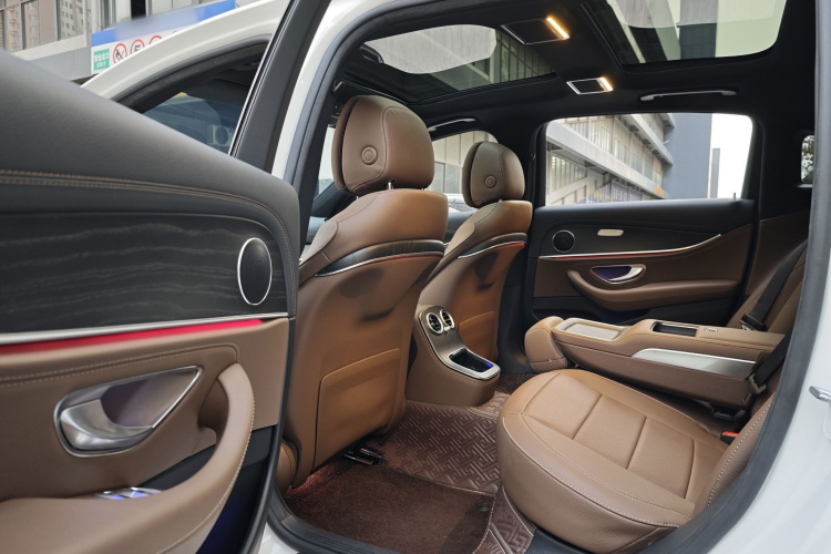 奔驰E级 2023款 改款 E 260 L 运动型中控内饰7004