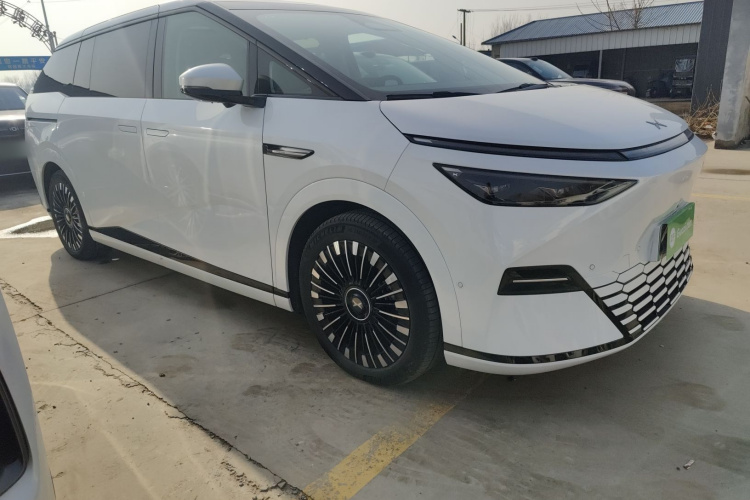 小鹏X9 2025款 740超长续航 Max车身外观3