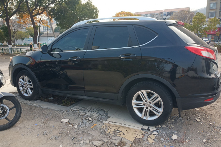 广汽传祺 传祺GS5 2012款 2.0L 手动两驱精英版车身外观4