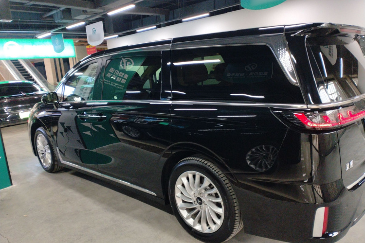 岚图汽车 岚图梦想家 2022款 0碳版 家 475km车身外观4