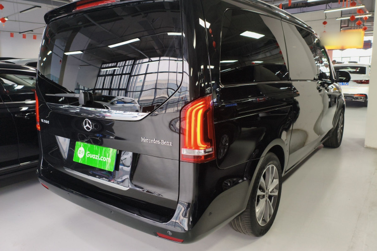奔驰V级 2022款 V 260 领航版车身外观7