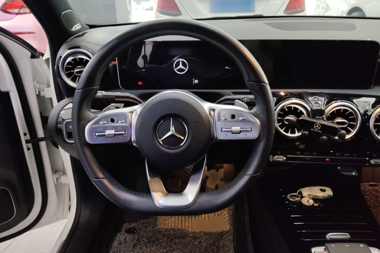 奔驰A级 2020款 A 200 L 运动轿车中控内饰13