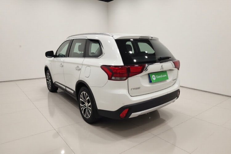 三菱 欧蓝德 2016款 2.4L 四驱豪华版 7座车身外观5